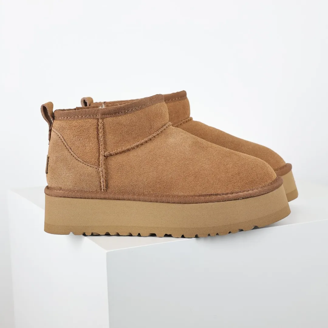 Pick up locally 💰440 The core recommendation is good price E4 UGG Thick-soled short style Zhou Dongyu and Wang Yibo's same series Xiaohongshu popular model Henan Longfeng leather production Cashmere insole is a very suitable choice for keeping warm in winter when going out and at home. In the new year, uug launched a style series, which is partially geared towards the preferences of young consumers and has also been at the forefront of fashion trends. Shoe body material UGGPURE™ implanted wool insole Lightweight non-slip and comfortable rubber outsole With brand LOGO and complete packaging Size: 35 36 37 38 39 40